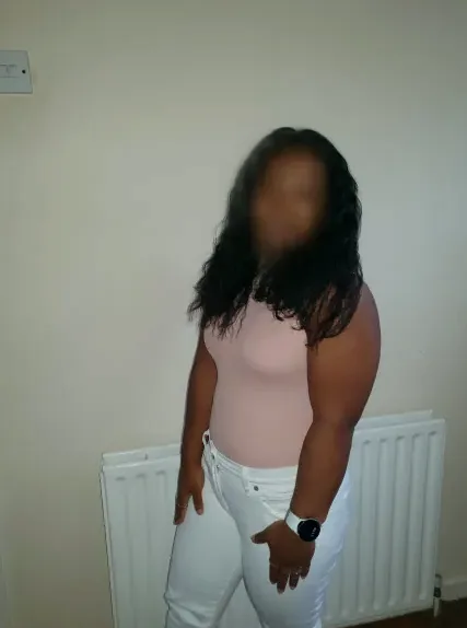 Mia, 24